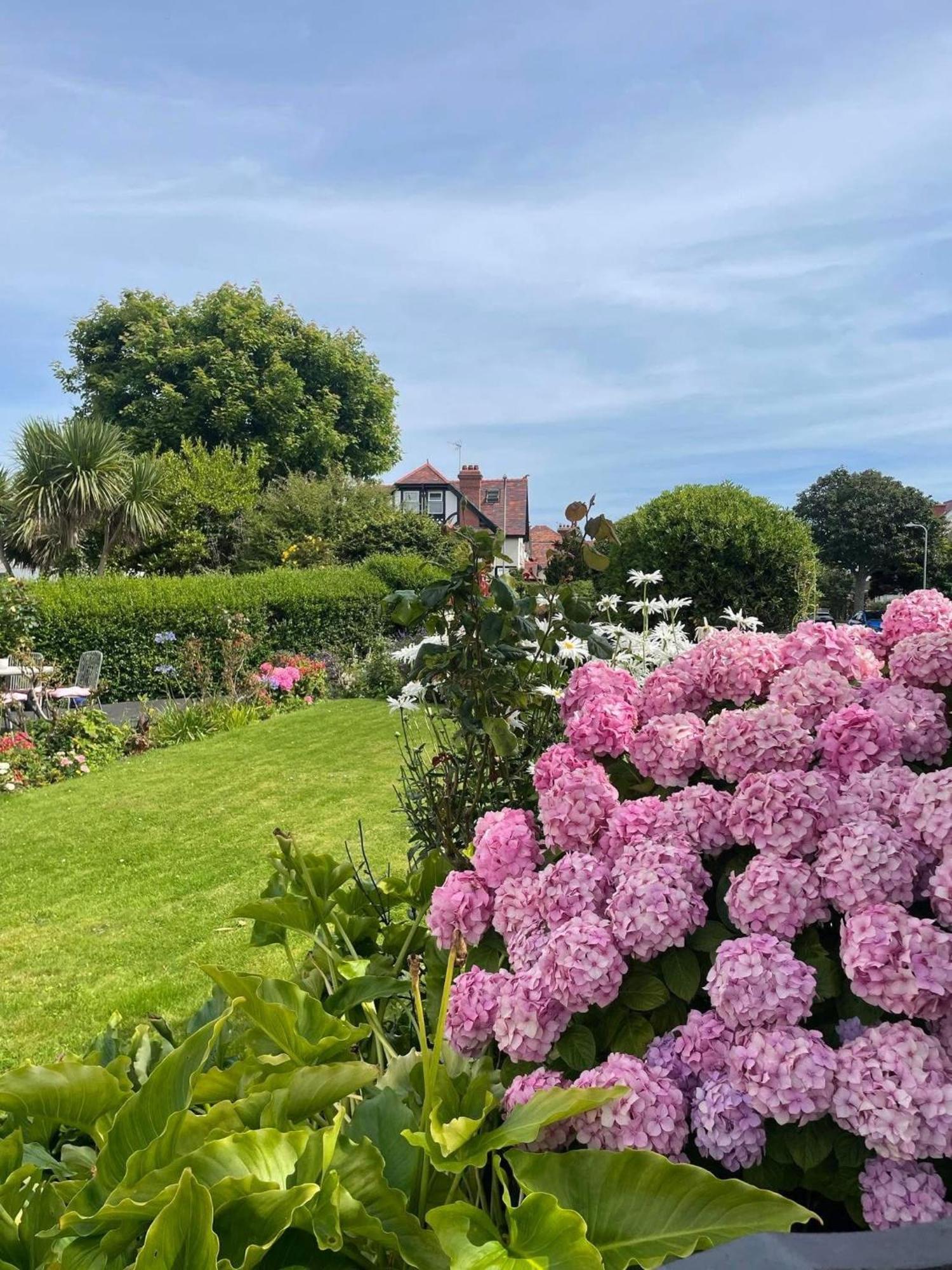 Rosaire With Private Car Park Bed & Breakfast Llandudno Exterior photo
