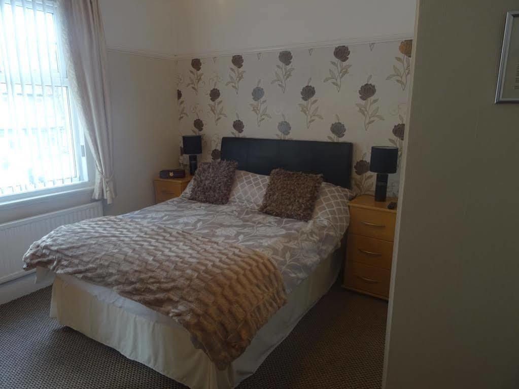 Rosaire With Private Car Park Bed & Breakfast Llandudno Exterior photo